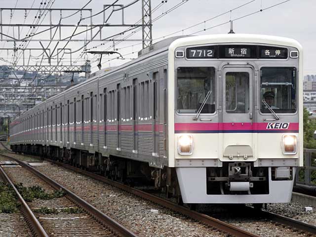 7000n F (7712) { {͌