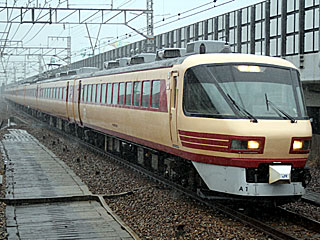 485系2000番台 雷鳥用パノラマ車国鉄色 (クロ481-2001) JR東海道本線 塚本